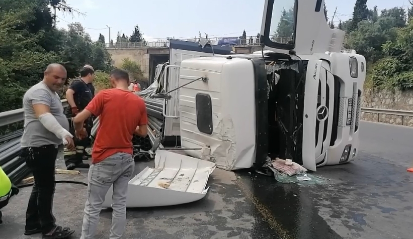 Virajı alamayan tır devrildi