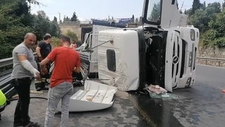 Virajı alamayan tır devrildi
