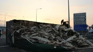 Virajı alamayan tır devrildi