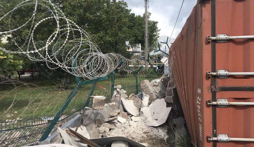 Virajı alamayan tır, fabrika duvarını yıktı