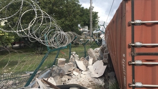 Virajı alamayan tır, fabrika duvarını yıktı