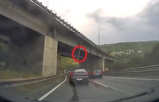 Viyadükten dev parça koptu; Ölümden santimle kurtuldu