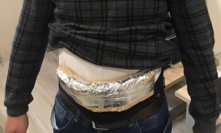 Vücuduna sardığı yarım kilo uyuşturucuyla yakalandı