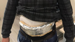 Vücuduna sardığı yarım kilo uyuşturucuyla yakalandı