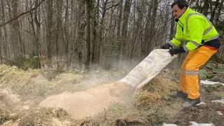 Yaban hayvanları için saman ve yem bıraktılar