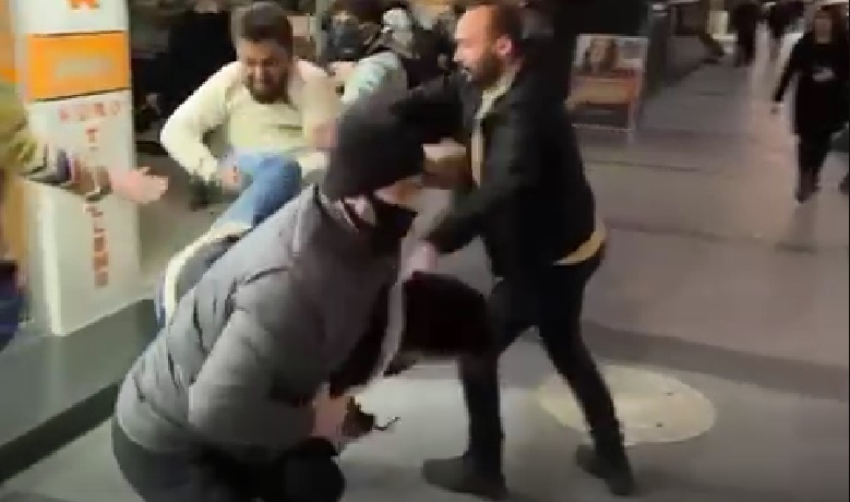 Yabancı uyruklu iki kişi tekme tokat kavga etti