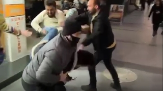 Yabancı uyruklu iki kişi tekme tokat kavga etti