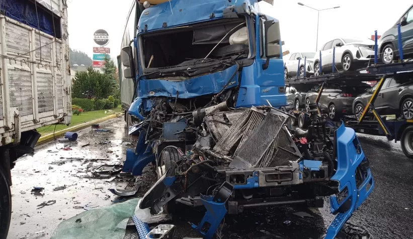 Yabancı uyruklu kadının kullandığı tır, kamyona çarptı: 2 yaralı