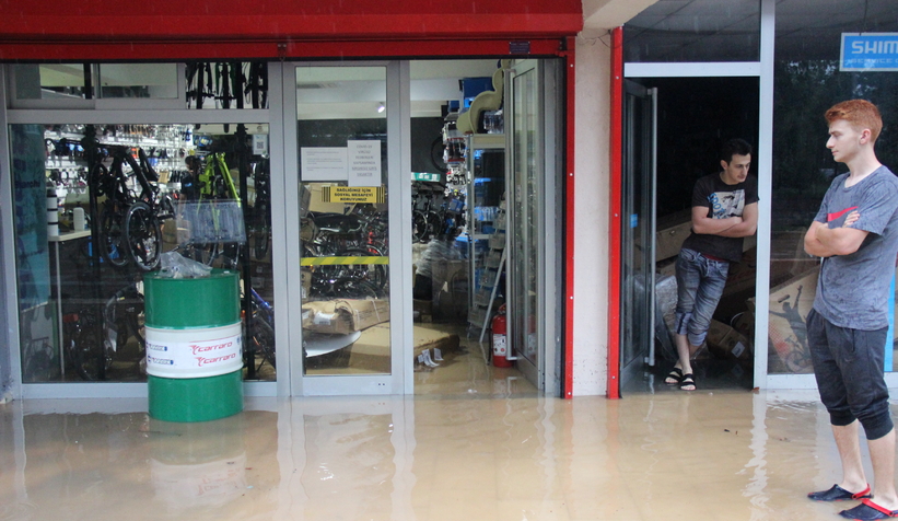 Yağış komşuyu vurdu