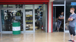 Yağış komşuyu vurdu