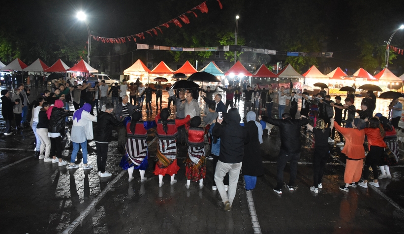 Yağmur altında horon