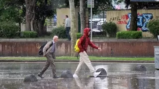 Yağmura hazırlıksız yakalananlar ıslanmaktan kaçamadı