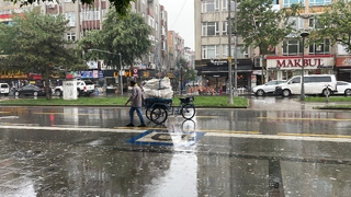 Yağmura hazırlıksız yakalananlar ıslanmaktan kaçamadı