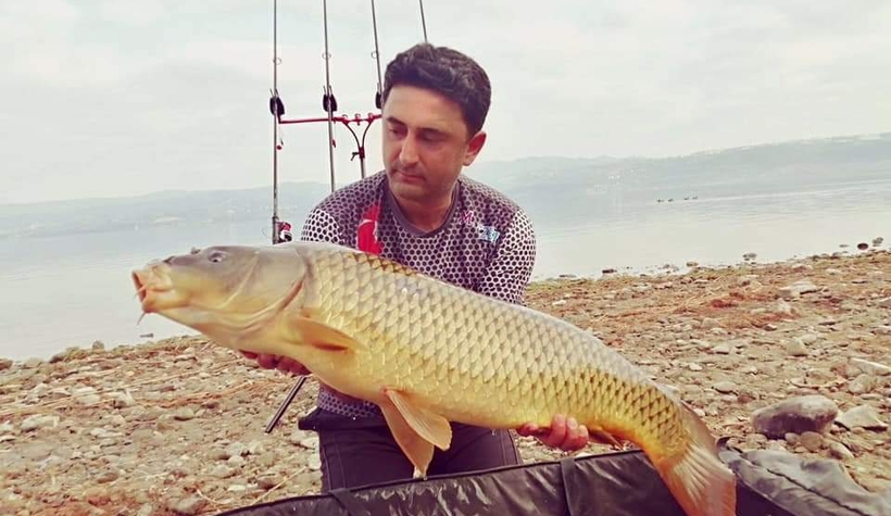 Yakaladığı balıkları fotoğraflayıp suya bırakıyor