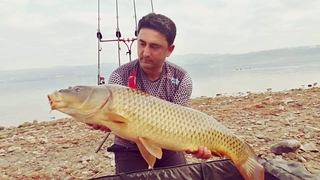 Yakaladığı balıkları fotoğraflayıp suya bırakıyor