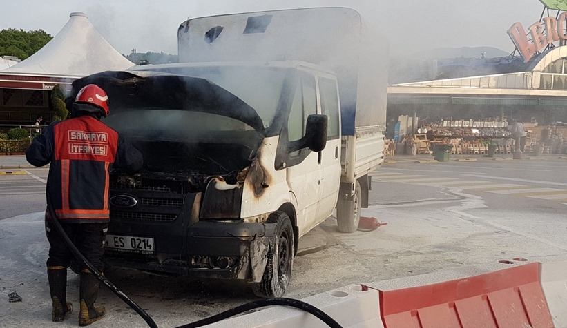 Yanan araçla tesise girdi