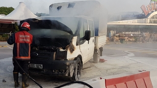 Yanan araçla tesise girdi