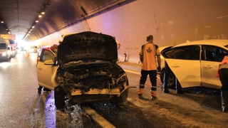 Yanan araçtan son anda kurtuldular