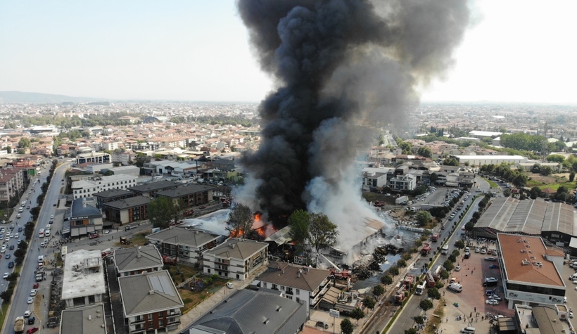 Yanan depo havadan görüntülendi