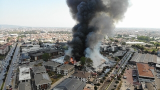 Yanan depo havadan görüntülendi