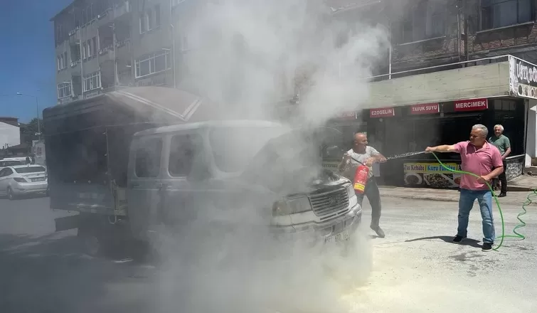 Yanan kamyonete ilk müdahale vatandaştan