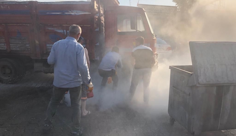 Yanan kamyoneti hortumla su tutup söndürdüler