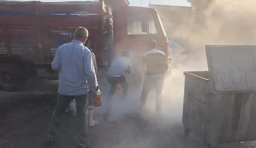 Yanan kamyoneti hortumla su tutup söndürdüler