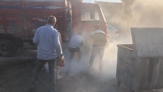 Yanan kamyoneti hortumla su tutup söndürdüler