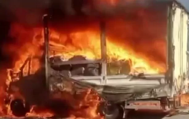 Yanan kamyonetten geriye demir yığını kaldı