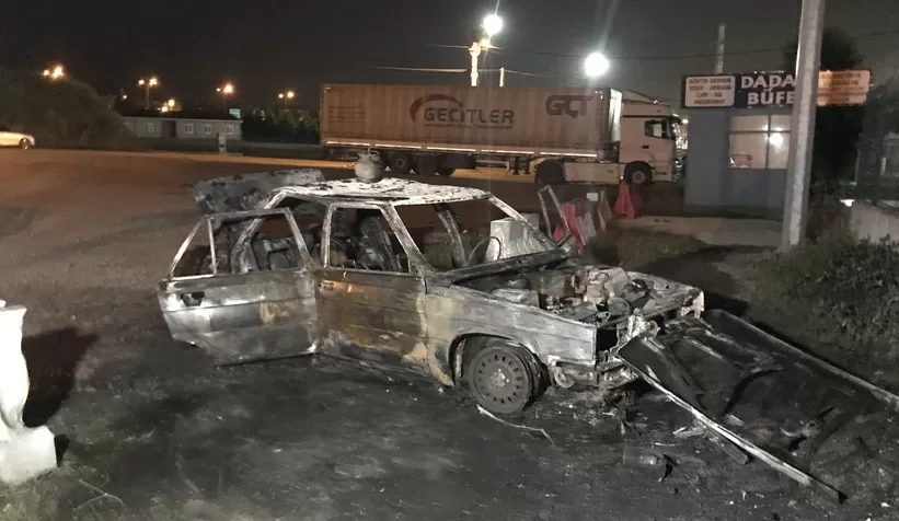 Yanan otomobili bırakıp kaçtı