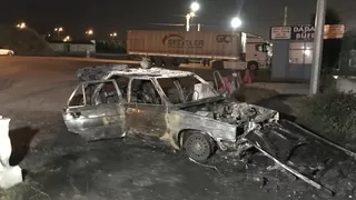 Yanan otomobili bırakıp kaçtı