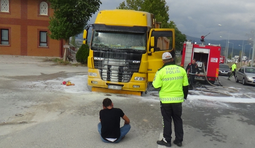 Yanan tırını gözyaşlarıyla izledi