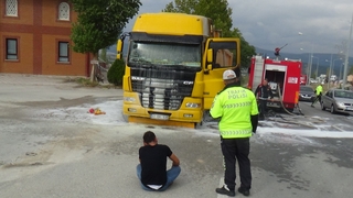 Yanan tırını gözyaşlarıyla izledi