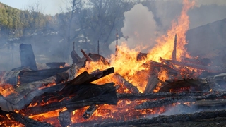 Yangın bir köyü yok etti