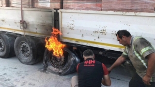 Yangın söndürme tüpünü alan yardıma koştu