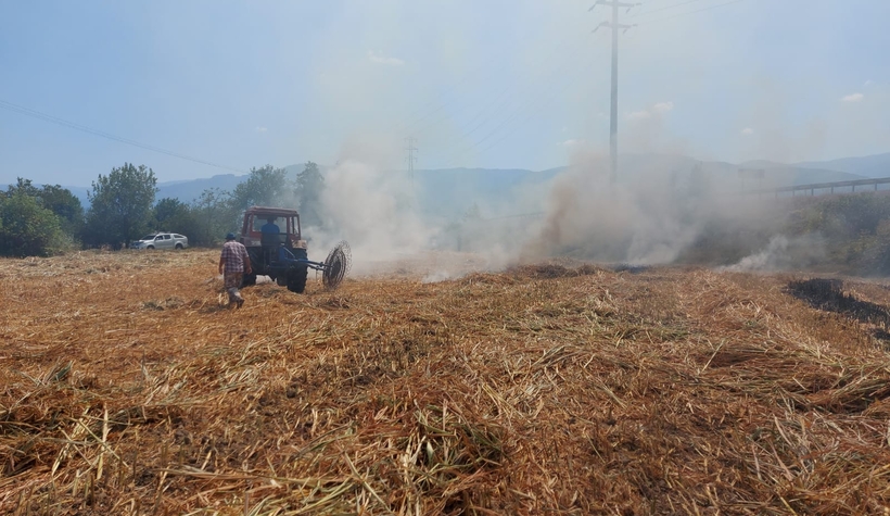 Yangın tarlaya sıçradı, mahsuller kurtarıldı