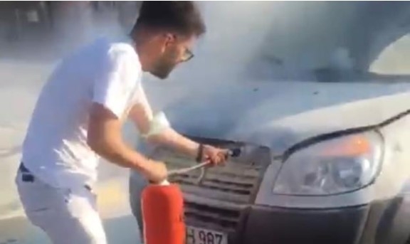 Yangın tüpünü alan koştu