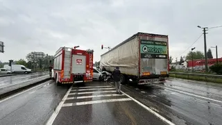 Yangına Giden İtfaiye Aracı Zincirleme Kazaya Karıştı Yaralılar Var
