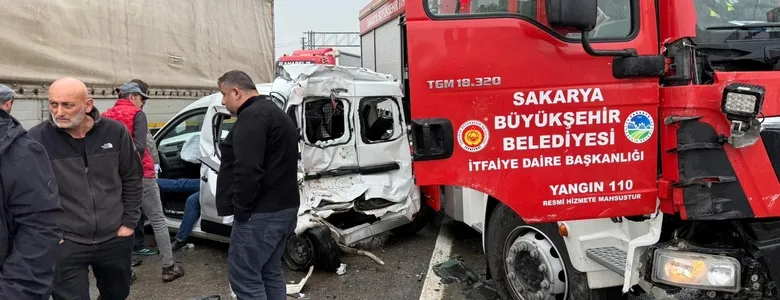 Yangına Giden İtfaiye Aracı Zincirleme Kazaya Karıştı Yaralılar Var
