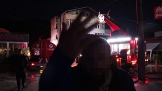 Yangını bıraktı gazetecilerin peşine düştü