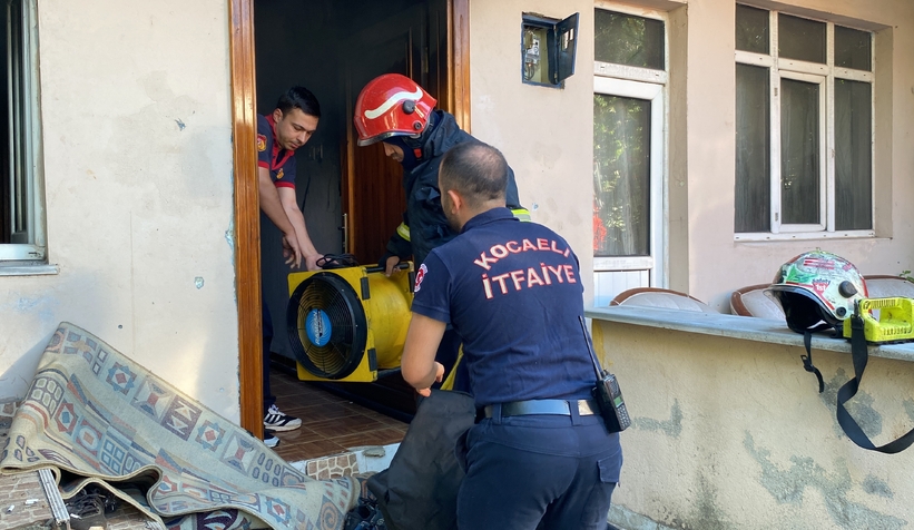 Yangını fark eden baba ile kızı dışarı çıkarak kurtuldu