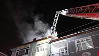 Yangını kar topu atarak haber verdi