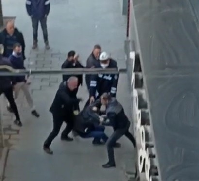Yanlış anlaşılınca cadde ortasında tekme tokat darp edildi