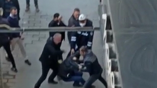 Yanlış anlaşılınca cadde ortasında tekme tokat darp edildi