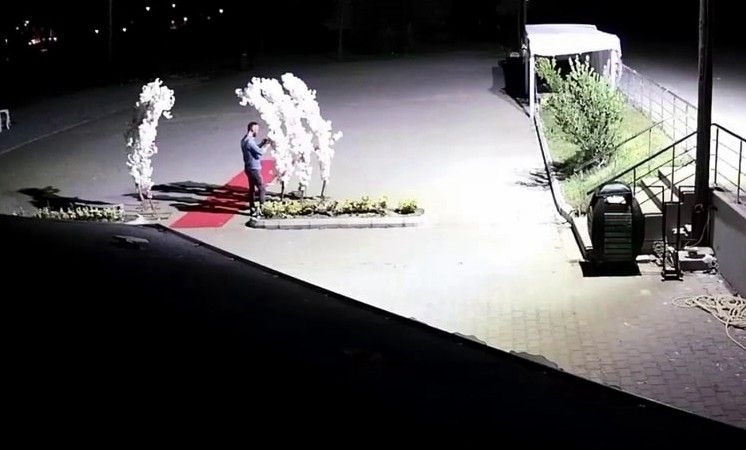 Yapay çiçekleri çaldı