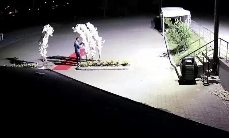 Yapay çiçekleri çaldı