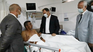 Yaralı askerleri ziyaret etti