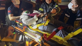 Yaralı sürücü sedyede hüngür hüngür ağladı