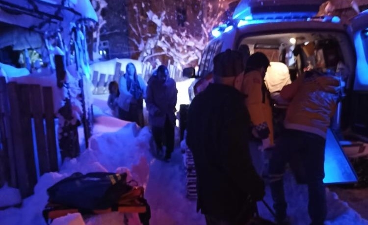 Yaralının yardımına paletli ambulans yetişti