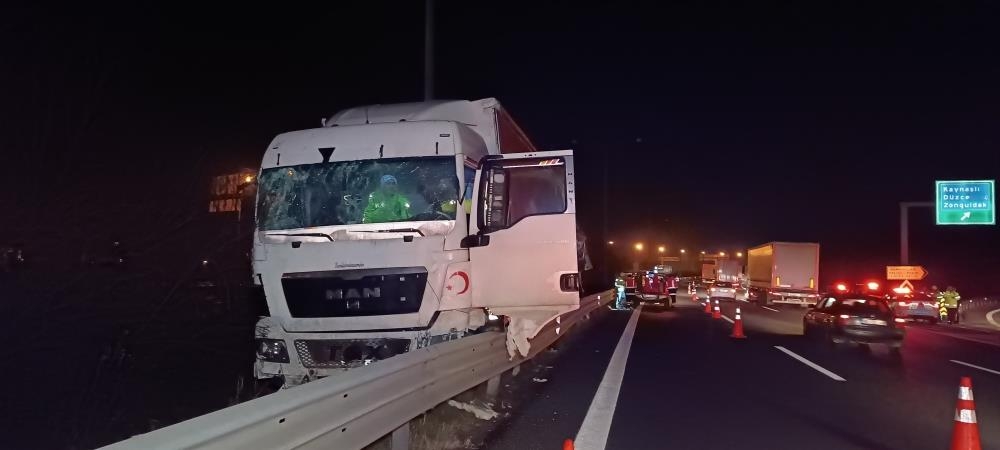  Yardım malzemeleri taşıyan tır kaza yaptı